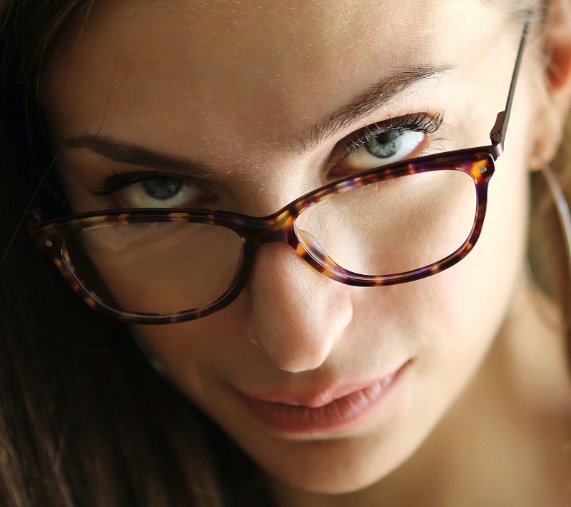 Следует ли выбирать очки по рецепту или контактные линзы?